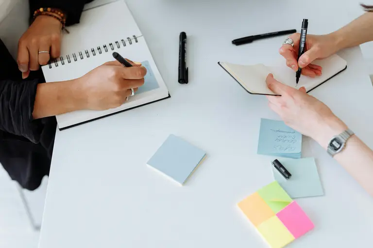 Groupe de personnes en réunion discutant d’un projet digital